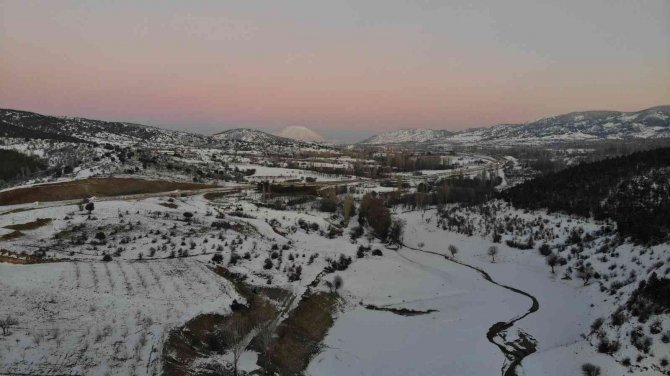 Burdur’da Yüksek Kesimlerde Etkili Olan Kar Yağışı Eşsiz Manzaralar Oluşturdu