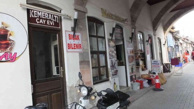 Balıkesir’de Altından Yol Geçen Tarihî Cami İlgi Odağı Oldu