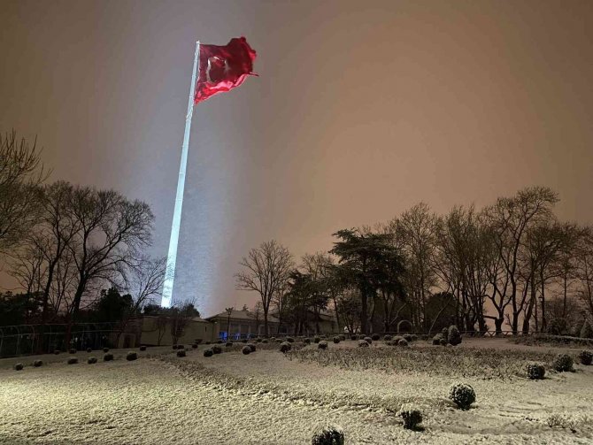Çamlıca Tepesi Beyaza Büründü, Ortaya Kartpostallık Görüntüler Çıktı