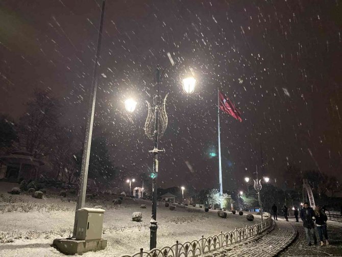 Çamlıca Tepesi Beyaza Büründü, Ortaya Kartpostallık Görüntüler Çıktı
