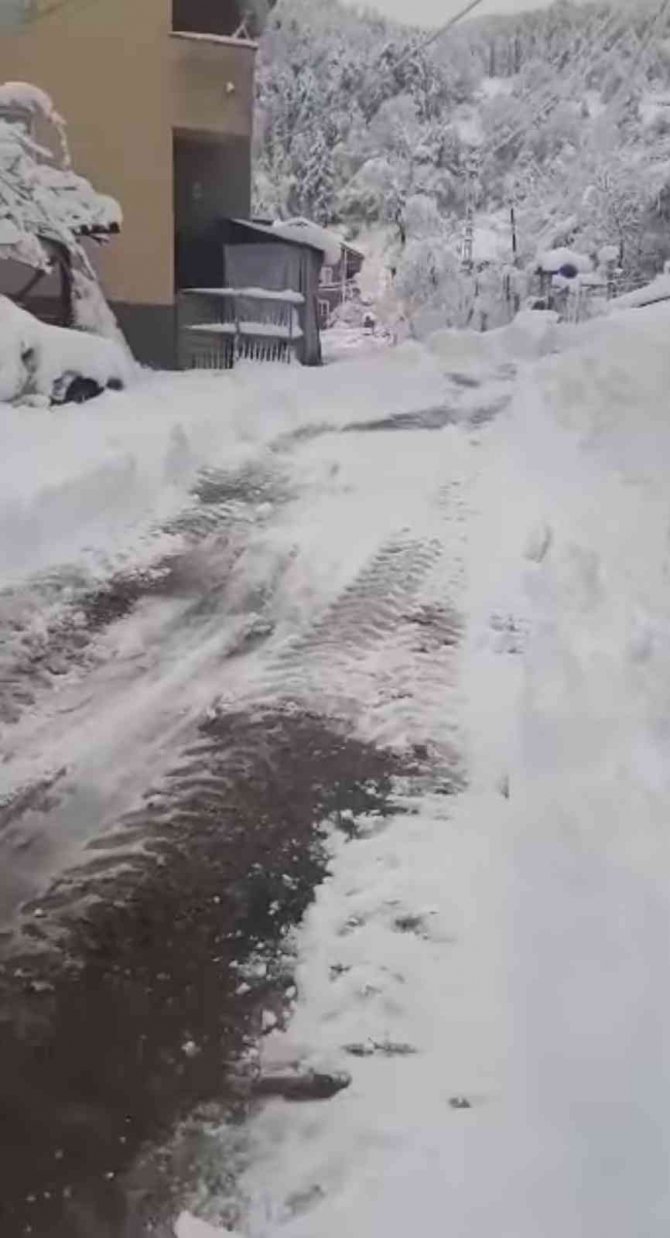 Çaydeğirmeni’nde Kar Temizleme Çalışmaları Devam Ediyor