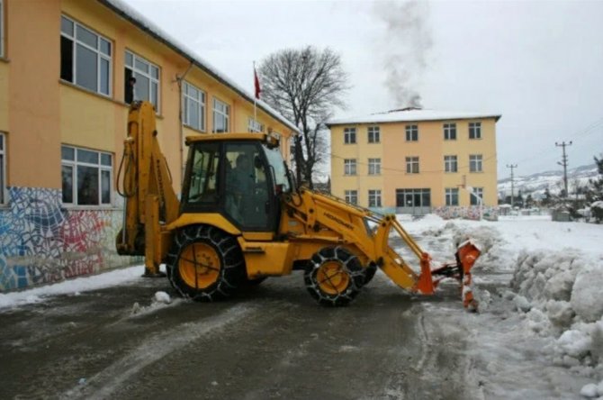 Çaydeğirmeni’nde Kar Temizleme Çalışmaları Devam Ediyor