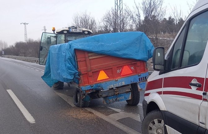 Hafif Ticari Araç Traktöre Çarptı: 3 Yaralı