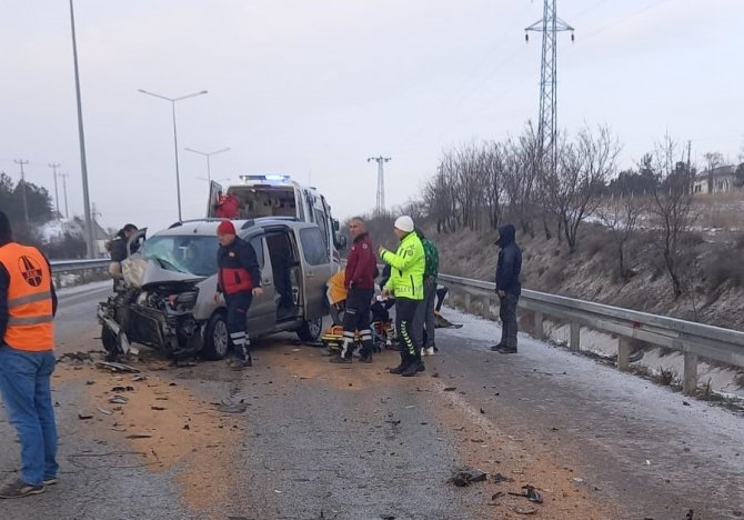 Hafif Ticari Araç Traktöre Çarptı: 3 Yaralı