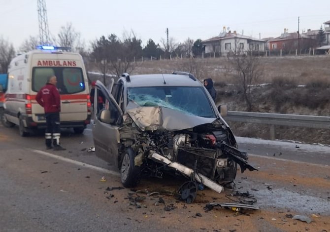 Hafif Ticari Araç Traktöre Çarptı: 3 Yaralı