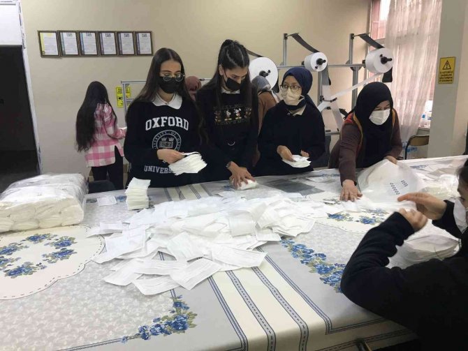 2 Yılda 2 Milyon Maske Üreterek 400 Bin Lira Ciro Yapan Öğrenci Ve Öğretmenlerin Hedefi 1 Milyon Tl