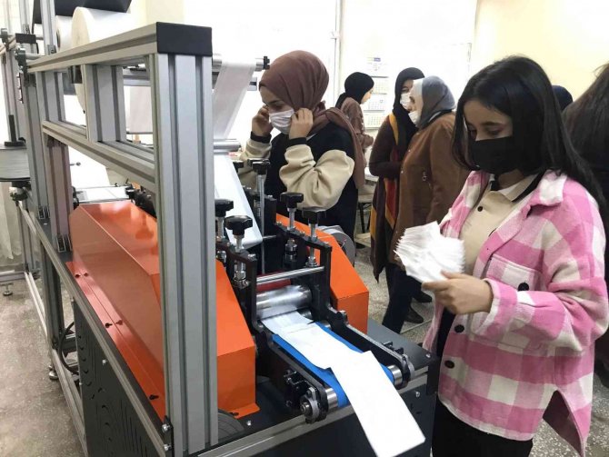 2 Yılda 2 Milyon Maske Üreterek 400 Bin Lira Ciro Yapan Öğrenci Ve Öğretmenlerin Hedefi 1 Milyon Tl