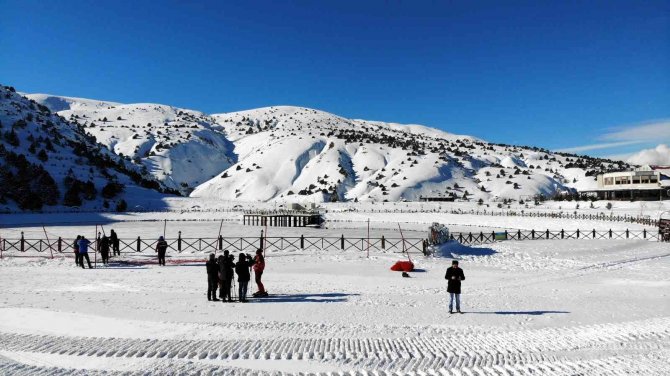 Yüzeyi Buz Tutan Ardıçlı Gölü Mest Ediyor