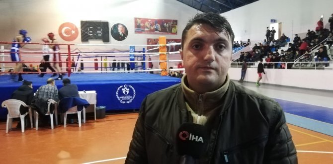 Liseli Boksörler Dereceye Girmek İçin Ter Döktü