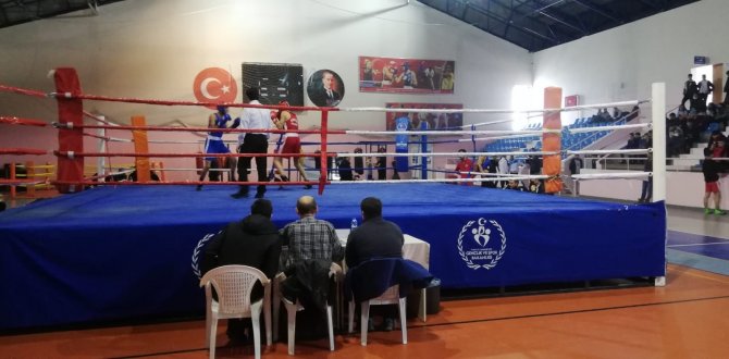 Liseli Boksörler Dereceye Girmek İçin Ter Döktü