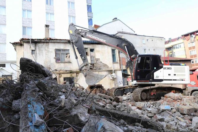 Başkan Kibar: “Metruk Yapıları Yıkarak, Kentteki Görüntü Kirliliğini Ortadan Kaldırıyoruz”