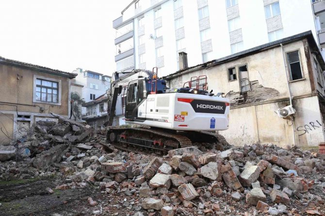 Başkan Kibar: “Metruk Yapıları Yıkarak, Kentteki Görüntü Kirliliğini Ortadan Kaldırıyoruz”