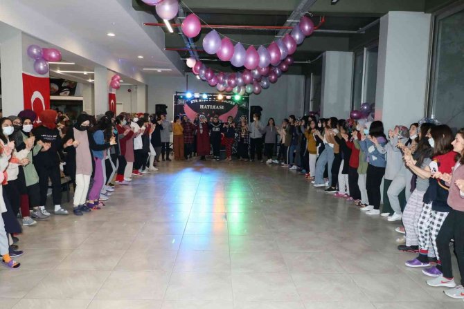 Manisa’da Yurt Öğrencileri ’Biz Bize Moral Akşamları’ İle Stres Attı