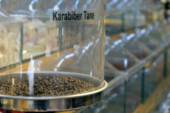 Gümüşhane’de Havaların Soğumasıyla Vatandaşlar Aktarlara Akın Ediyor