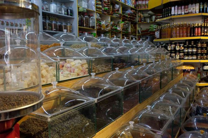 Gümüşhane’de Havaların Soğumasıyla Vatandaşlar Aktarlara Akın Ediyor