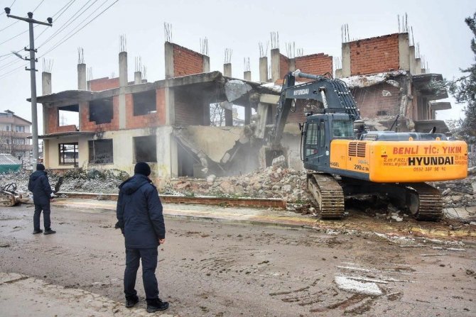 Yenişehir Belediyesi Metruk Binaları Yıkıyor
