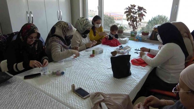 Kadınlar El Emeği İle Üretiyor