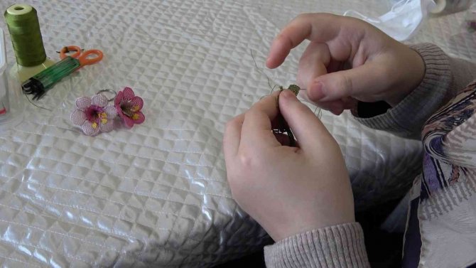 Kadınlar El Emeği İle Üretiyor