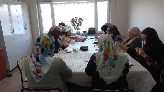 Kadınlar El Emeği İle Üretiyor
