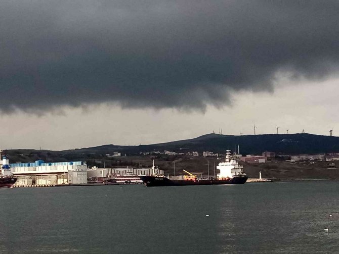 Bandırma’yı Kara Bulutlar Sardı