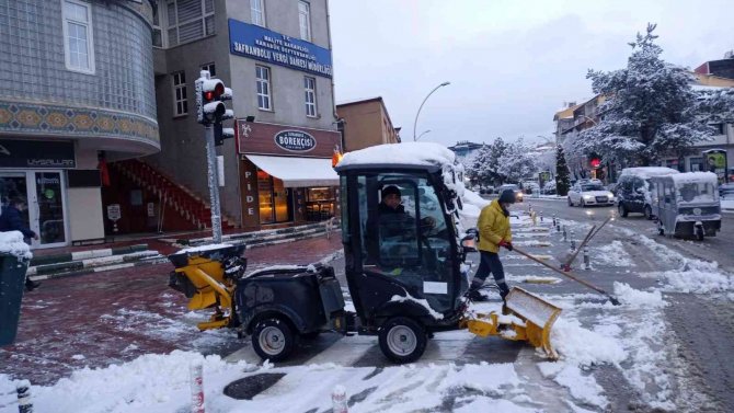 Safranbolu Belediyesi Buzlanmaya Karşı Çalışmalarını Sürdürüyor
