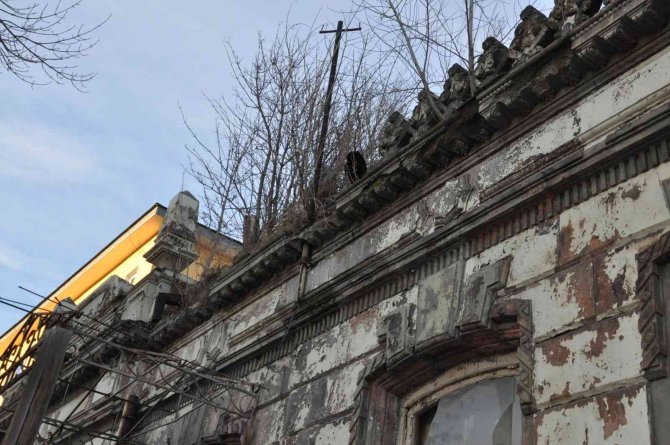 Kars’ta 100 Yıllık Tarihi Binanın Duvarlı Yıkılıyor