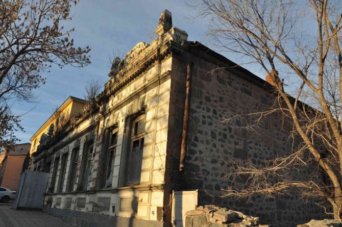 Kars’ta 100 Yıllık Tarihi Binanın Duvarlı Yıkılıyor