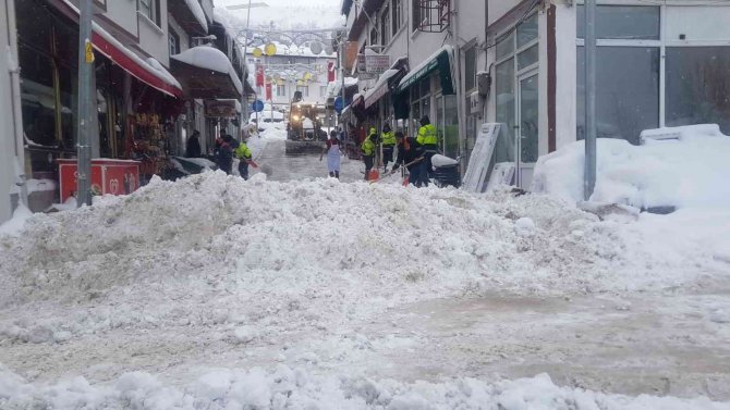 Küre’de Ekiplerin Yoğun Kar Mesaisi