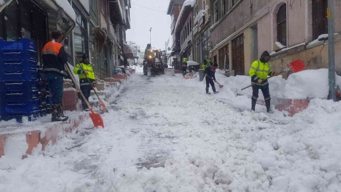 Küre’de Ekiplerin Yoğun Kar Mesaisi
