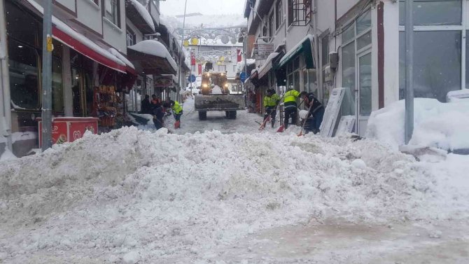 Küre’de Ekiplerin Yoğun Kar Mesaisi