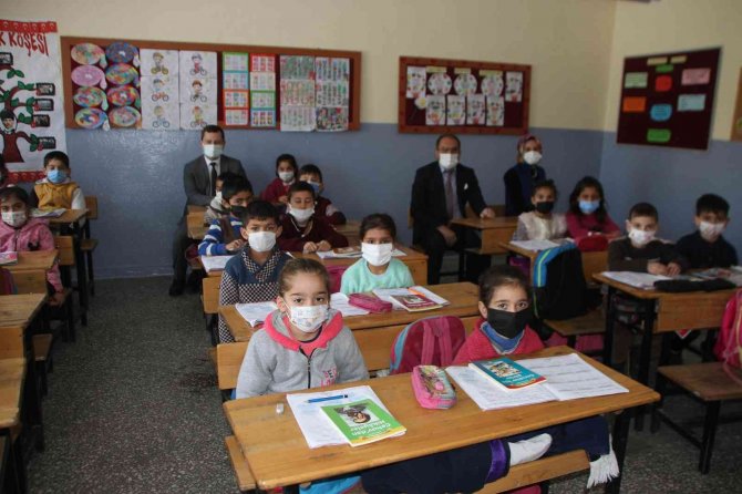 Malazgirt Kaymakamı Demirer, Danışmendgazi İ̇lkokulunu Ziyaret Etti