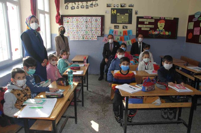 Malazgirt Kaymakamı Demirer, Danışmendgazi İ̇lkokulunu Ziyaret Etti
