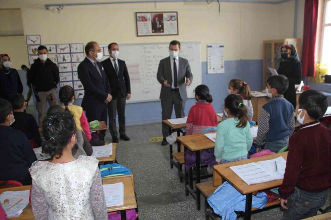 Malazgirt Kaymakamı Demirer, Danışmendgazi İ̇lkokulunu Ziyaret Etti