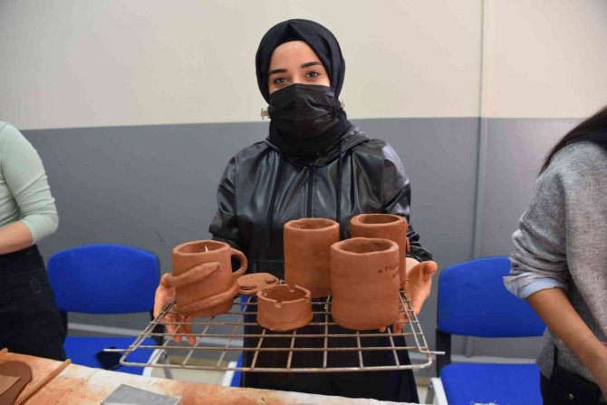 Üniversiteli Öğrenciler Kendi Seramik Eserlerini Yaptı