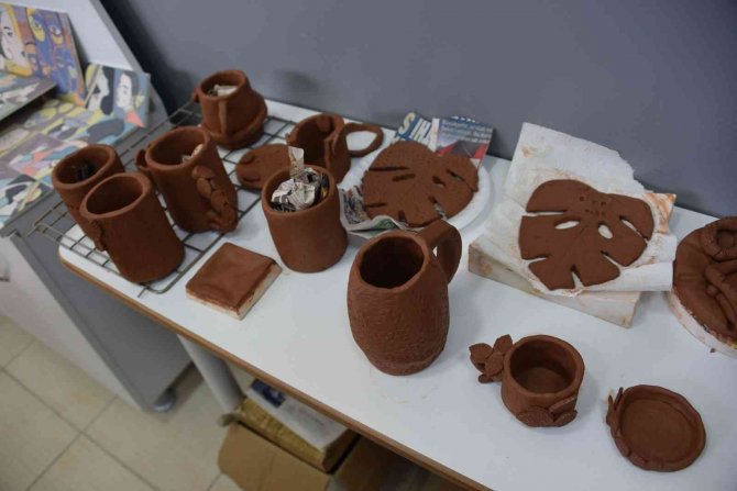 Üniversiteli Öğrenciler Kendi Seramik Eserlerini Yaptı