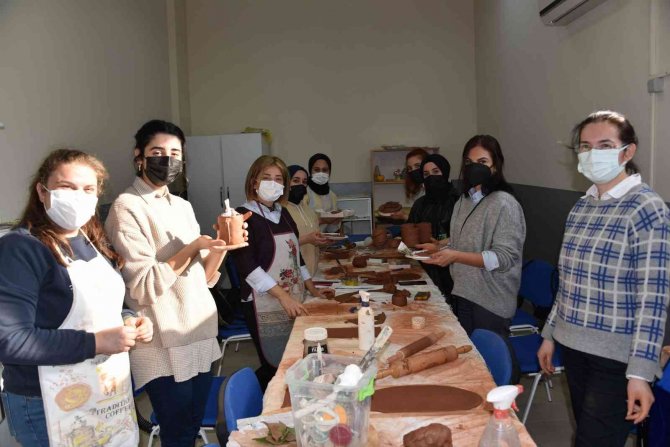 Üniversiteli Öğrenciler Kendi Seramik Eserlerini Yaptı