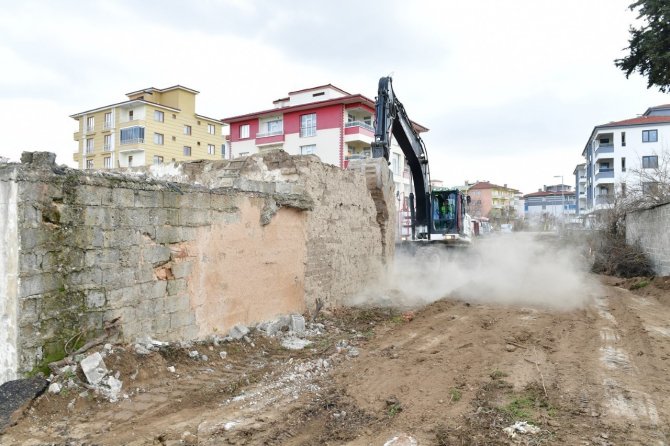 Başkan Çınar, Metruk Evin Yıkımı Ve Yol Açma Çalışmalarını İnceledi