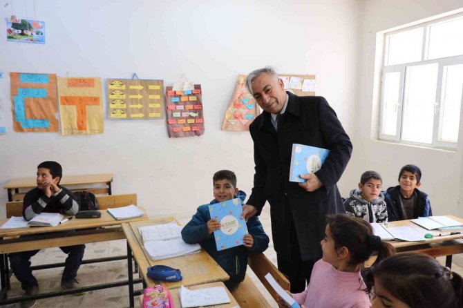 Milli Eğitim Öğrencilere Yardımcı Kaynak Kitap Desteği Verdi