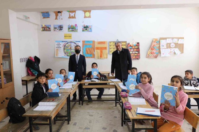 Milli Eğitim Öğrencilere Yardımcı Kaynak Kitap Desteği Verdi