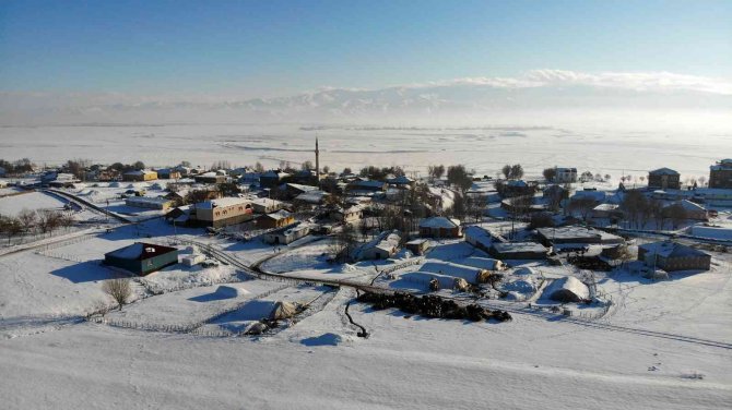 Muş’ta Bin 600 Rakımlı Dağ Köyleri Kara Gömüldü