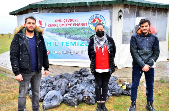 Omü’lü Öğrencilerden Eksi 2 Derecede Sahil Temizliği
