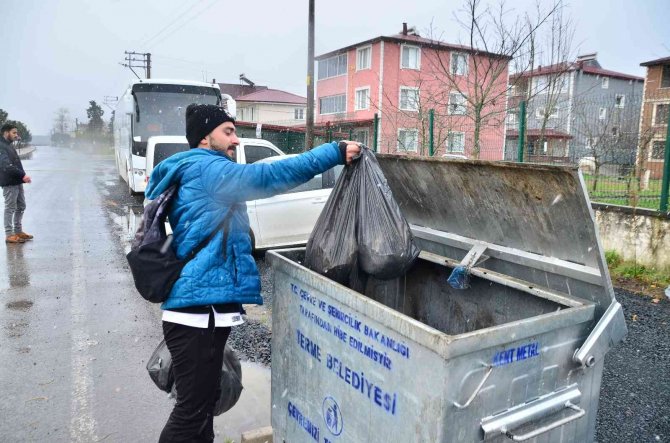 Omü’lü Öğrencilerden Eksi 2 Derecede Sahil Temizliği