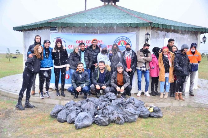 Omü’lü Öğrencilerden Eksi 2 Derecede Sahil Temizliği