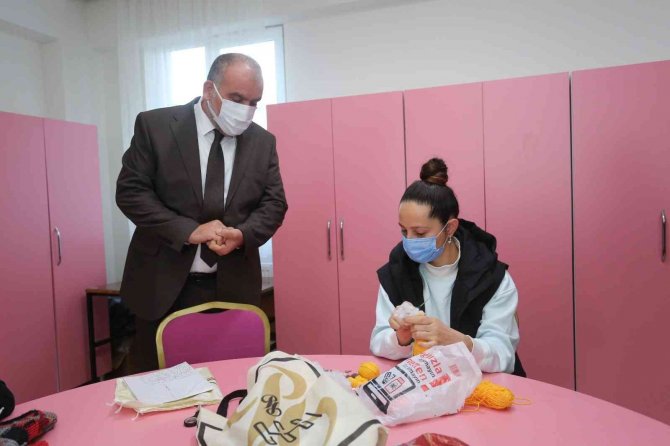 Canikli Kadınlar, Öğrenciler İçin 500 Atkı Ve Bere Örecek