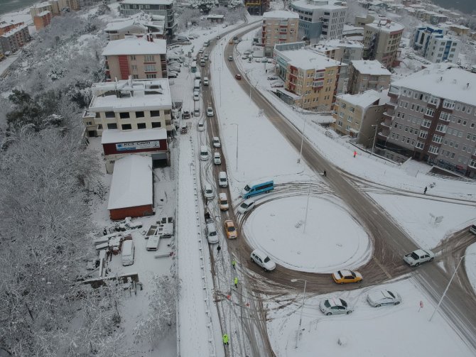 Sinop’ta Kar Yağışı Trafiği Olumsuz Etkiledi