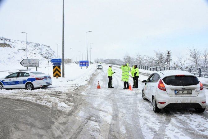 Sinop’ta Kar Yağışı Trafiği Olumsuz Etkiledi
