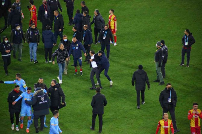 Yeni Malatyaspor-kayserispor Maçı Sonrası Hakem Sahadan Çıkamadı