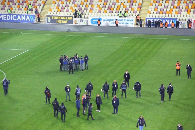 Yeni Malatyaspor-kayserispor Maçı Sonrası Hakem Sahadan Çıkamadı