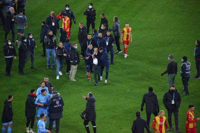 Yeni Malatyaspor-kayserispor Maçı Sonrası Hakem Sahadan Çıkamadı