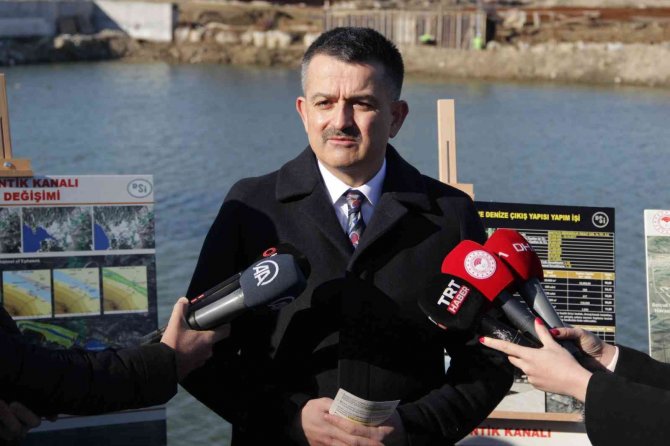 Bakan Pakdemirli: "Efes Antik Kenti 2022’de Denizle Buluşacak"
